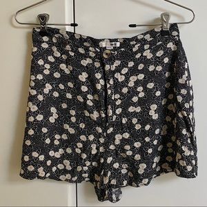 Amuse daisy shorts size S